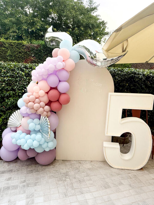 BACKDROP CON CASCATA DI PALLONCINI