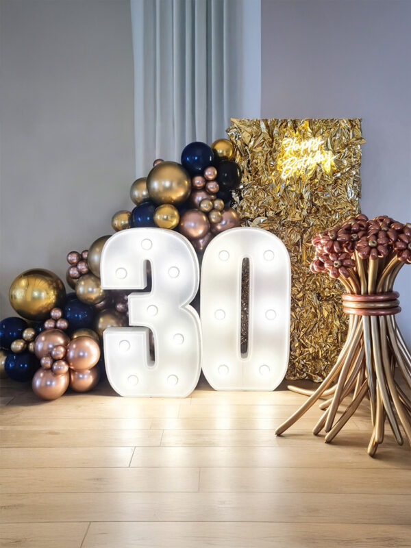 BACKDROP CON PANNELLO ARRICCIATO, CASCATA E NUMERO LUMINOSO
